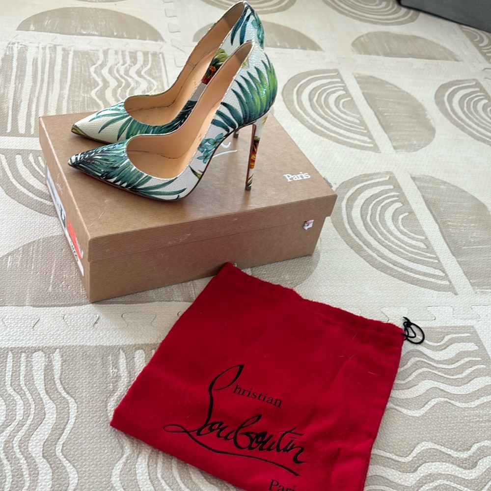 CHRISTIAN LOUBOUTIN SO KATE HAWAII